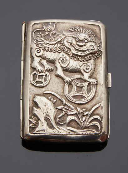 CHINE ou INDOCHINE Petit porte carte rectangulaire en argent décoré de dragons et...