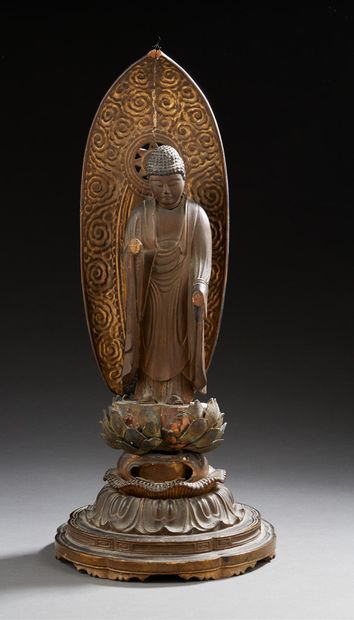 JAPON A brown and gold lacquered carved wooden statue of a bodhisattva standing on...