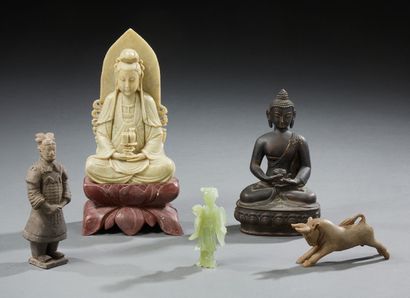 CHINE Set including a hard stone deity, a bronze Buddha with brown patina, a stone...