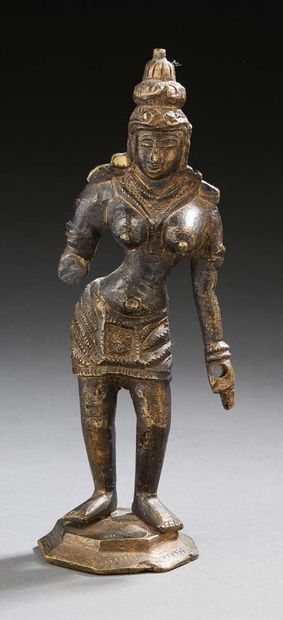 BIRMANIE Two bronze figurines representing dancers
Modern period
H: 21 cm and 25...