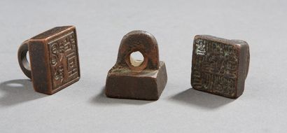 CHINE Trois sceaux en fonte de fer portant des inscriptions
XXe siècle
H: 2,5 cm