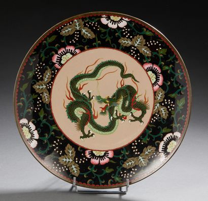 JAPON Circular cloisonné bronze dish decorated in polychrome with a dragon surrounded...