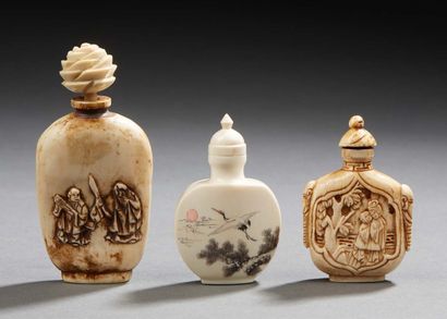 CHINE Three snuff bottles, one of them in carved ivory, the other two in bone with...