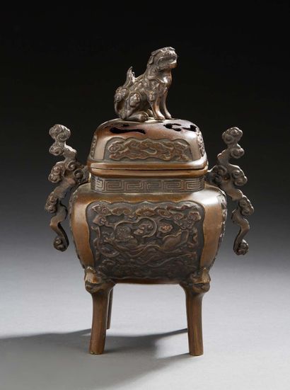 CHINE A covered bronze perfume burner with a brown patina resting on four feet decorated...