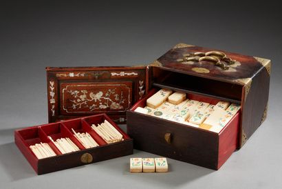 INDOCHINE Small rosewood box inlaid with mother-of-pearl birds and flowering branches...