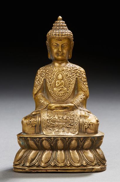 Asie du sud-est Small figurine representing a Buddha seated in dhyanasana on a double...