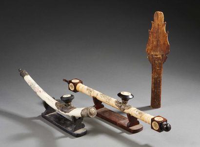CHINE Set including two ivory opium pipes painted with scenes of characters and caligraphy.
Length:...