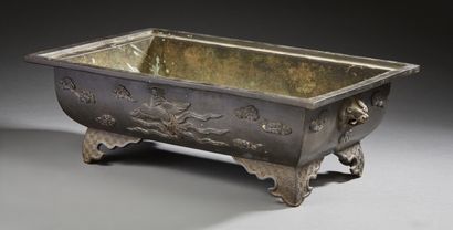 JAPON Rectangular planter resting on four feet in brown patina bronze decorated with...