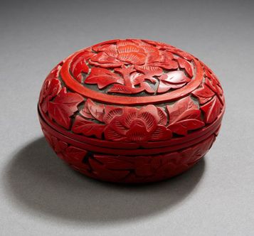 CHINE Composition box in the taste of red cinnabar lacquer
XXth century
H: 7,5 c...