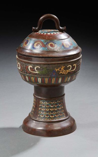 JAPON Brûle parfum en bronze cloisonné posant sur piédouche.
Fin XIXe siècle/Début...