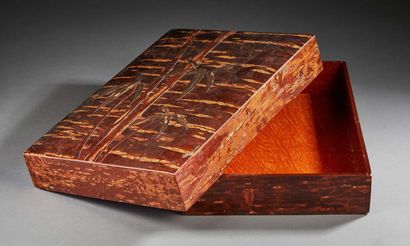 JAPON Boite en bois laqué et sculpté à motif de bambous
Vers 1900
Dim.: 33,5 x 24...