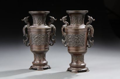 JAPON Pair of altar vases in brown patina bronze
Late 19th century
H.: 31 cm