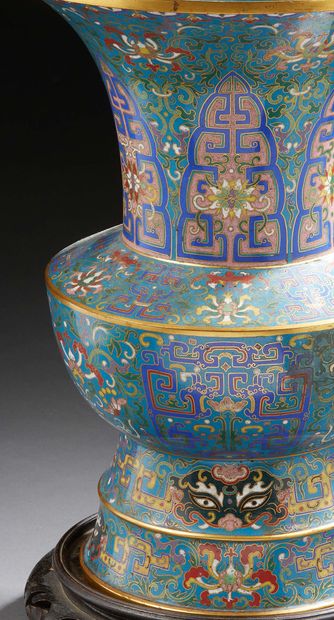 CHINE Grand vase en bronze cloisonné à fond bleu turquoise décoré en polychromie...