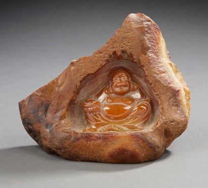 CHINE Morceau d'agate sculptée figurant un bouddha dans une niche
Seconde moitié...