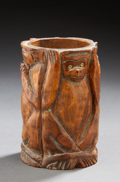 CHINE Carved wooden brush holder with monkeys.
Around 1900.
H.: 10 cm