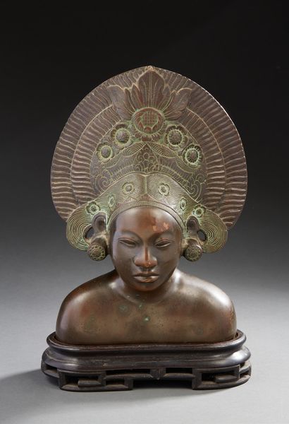 INDOCHINE Buste d'homme en bronze.
H.: 26 cm (hors socle)