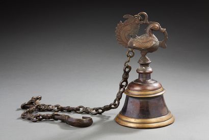 CHINE Patinated bronze bell with a duck.
H.: 20 cm (without chain)