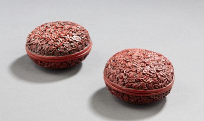 CHINE Two circular boxes in the style of red cinnabar lacquer with flower motifs
20th...