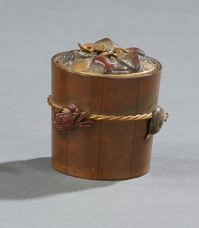 JAPON Bronze inkwell featuring a basket with shellfish and crabs.
H.: 5 cm