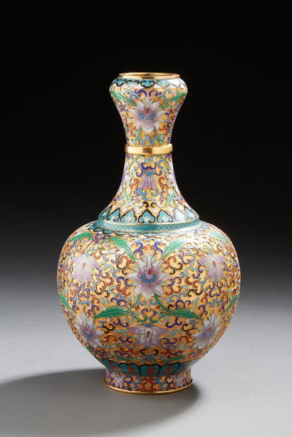 CHINE Vase en bronze cloisonné à fond or décoré en léger relief de fleurs de lotus
Epoque...