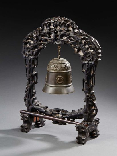 CHINE Bronze bell and its openwork carved wooden support.
XIXth century
H: 32 cm