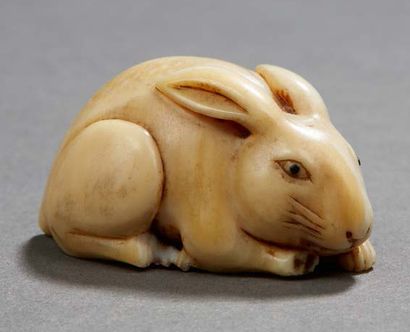 JAPON Carved ivory netsuke representing a hare, signature with two characters on...