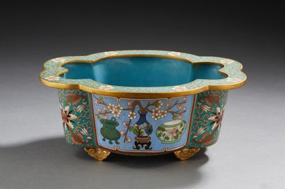 CHINE Cloisonné bronze pot cover
Around 1900
Dim. 9,5 x 21 x17 cm