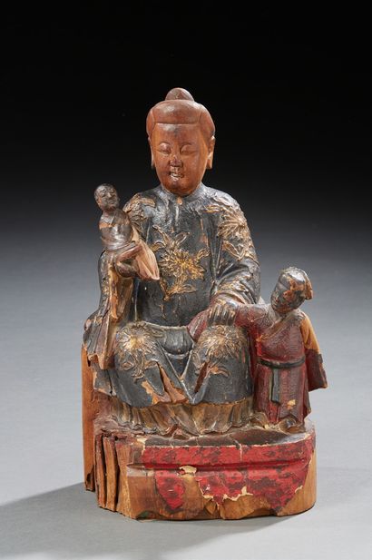 CHINE Polychrome wooden statue of Guanyin holding children.
18th/19th century
H.:...