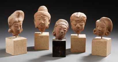 Asie du sud-est Five small terracotta heads in the archaic style mounted on a marble...