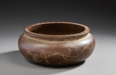 CHINE Interesting bronze perfume burner with a greenish-brown patina, decorated on...