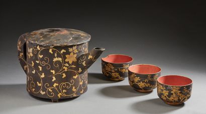JAPON Lacquered wooden coffee pot and three bowls with black background and golden...