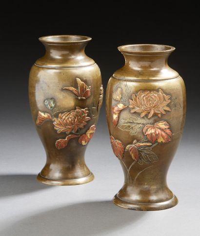 JAPON A pair of small bronze vases with a brown patina and copper and brass relief...