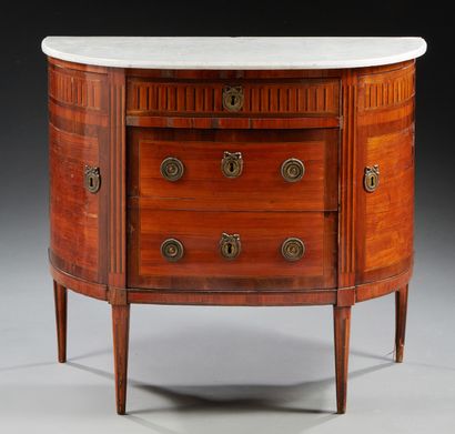 null COMMODE DEMI-LUNE marquetée en bois de rose de fil dans des encadrements d'amarante...