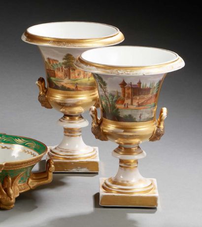 null PAIRE DE VASES DITS «MÉDICIS» en porcelaine ; les panses à paysages bucoliques...