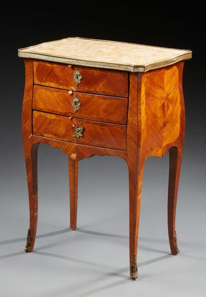 null TABLE DITE "CHIFFONNIÈRE" inlaid with rosewood in boxwood framing; of movement...