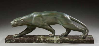 SECONDO (XXe) Panther in bronze with green patina on a rectangular base in veined...