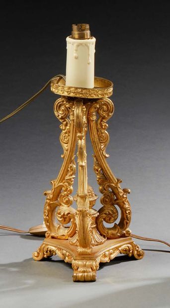 null A chased and gilt bronze PHOTOPHORE with a tripod base of foliage scrolls.
Restoration...