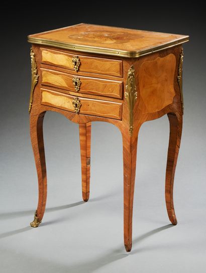 null TABLE DE SALON inlaid with rosewood inlaid in amaranth frames underlined by...