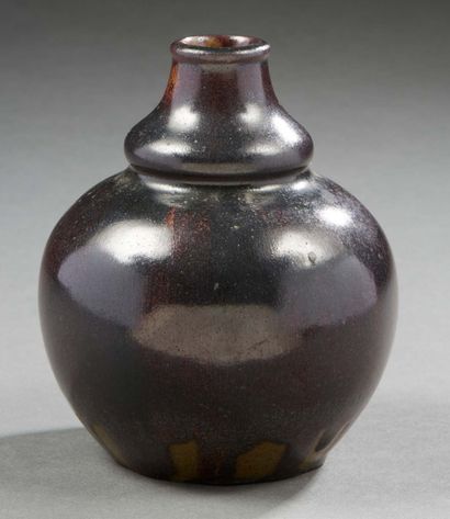 AUGUSTE DELAHERCHE (1857-1940) Petit vase en céramique émaillée à glaçure violine.
Cachet...
