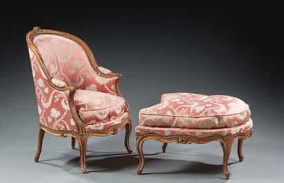 null BREAKING DUCHESSE with a moulded and carved beechwood wrap-around backrest decorated...