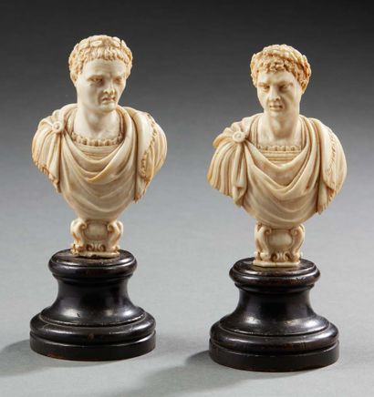 null PAIRE DE PETITS BUSTES en ivoire finement sculptée représentant deux empereurs...