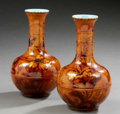 THEODRE DECK Paire de petits vases en céramique de forme balustre à l'imitation du...