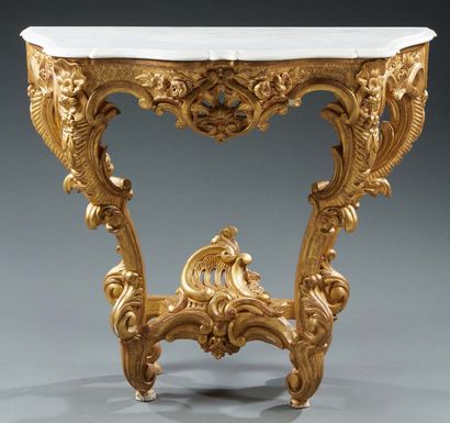 null FOUR LEGS CONSOLE in carved and gilded wood; the openwork belts with shells;...