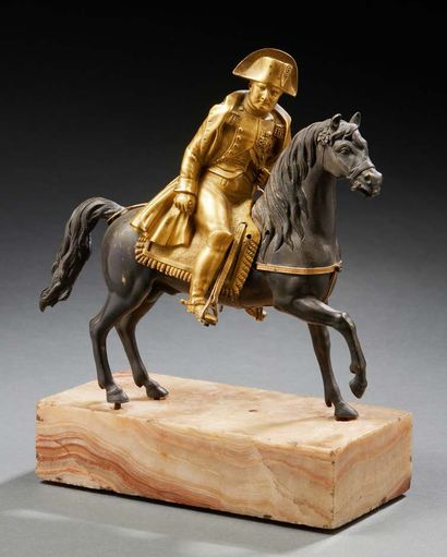 null STATUETTE en bronze ciselé, patiné ou doré représentant l'Empereur à cheval...