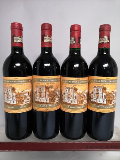 null 4 bouteilles Château DUCRU BEAUCAILLOU - 2e GCC Saint Julien 1992 

Une étiquette...