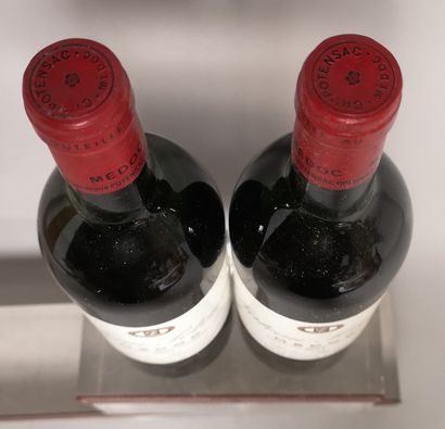 null 2 bouteilles Château POTENSAC - Médoc 1981 

Etiquette légèrement tachée, 1...