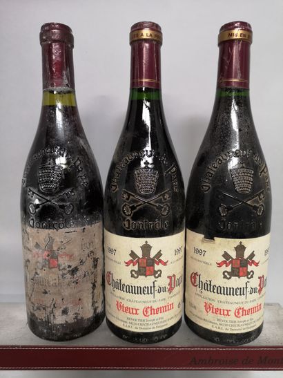 null 3 bouteilles CHATEAUNEUF du PAPE "Vieux Chemin" - REVOLTIER & Fils 1997 

1...