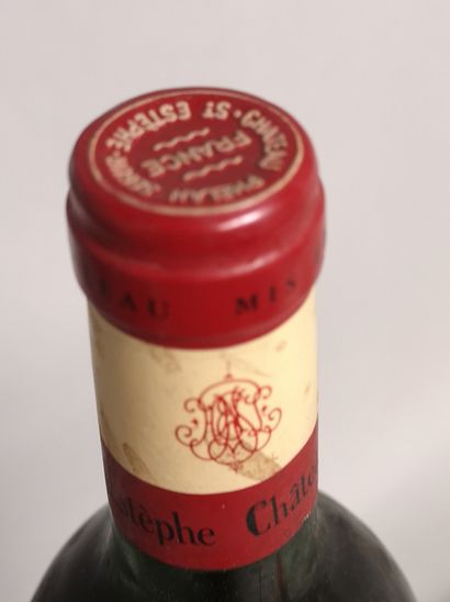 null 1 bouteille Château PHELAN SEGUR - Saint Estèphe 1990 

Etiquette tachée, légèrement...