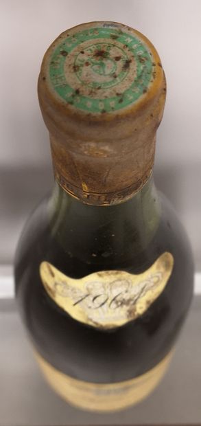 null 1 bouteille MEURSAULT - Henri REBOULLEAU 1964 

Etiquette tachée. Niveau 4cm,...