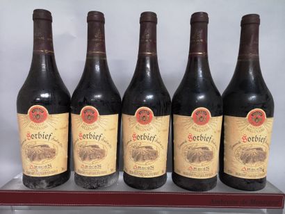 null 5 bouteilles ARBOIS rouge Domaine du Sorbief "Nouveau Millénaire" - Henri Maire...